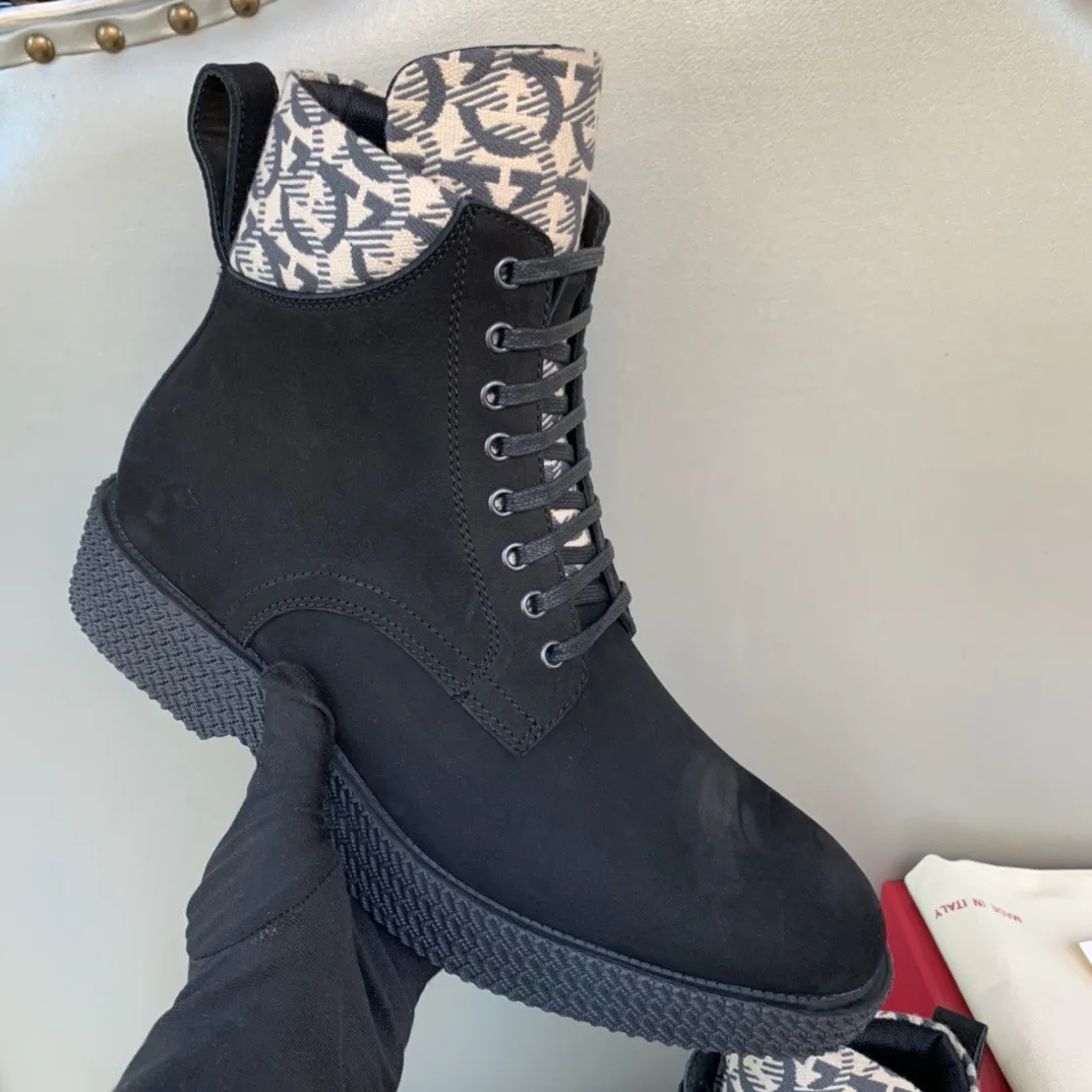 [Ferragamo] Top P: 1000💰 Number of yards: 39~44 (38.45 custom-made, non-returnable) Ferragamo winter series, original 1:1 development, casual men's short boots. Made with heavy investment, shoes and boots are made of imported cowhide + imported Ferragamo special fabric. Black cowhide lining that is not easily deformed. Wear-resistant rubber outsole, black cowhide, black open edge beads, black frosted, brown suede. Factory craftsmanship, perfect products are only prepared for you who know taste! Any comparison is welcome!